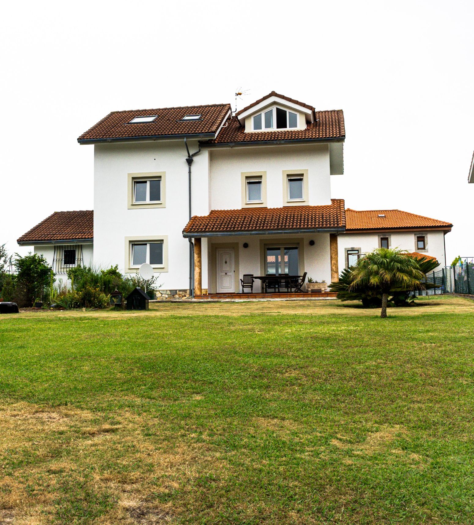 Vista exterior de Casa o xalet en venda en Castrillón amb Calefacció, Jardí privat i Parquet