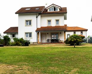 Vista exterior de Casa o xalet en venda en Castrillón amb Calefacció, Jardí privat i Parquet