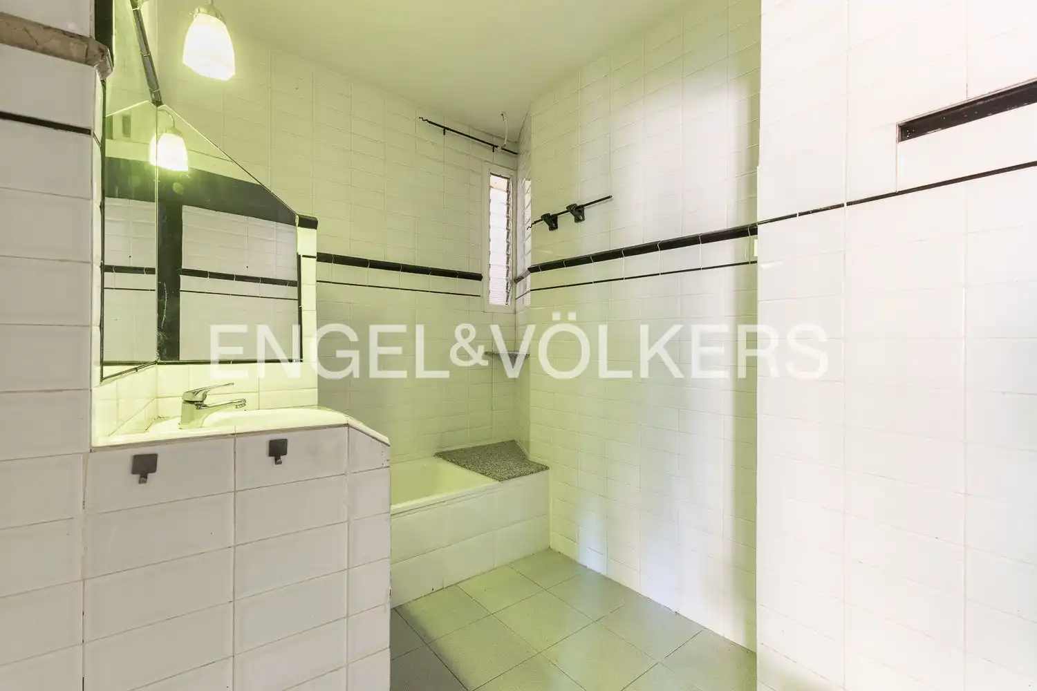 Bathroom of Flat for sale in Valencia  with Air Conditioner, Heating and Balcony