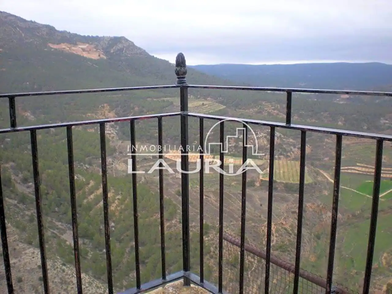 Houses for sale in Alpuente  with Air Conditioner and Terrace
