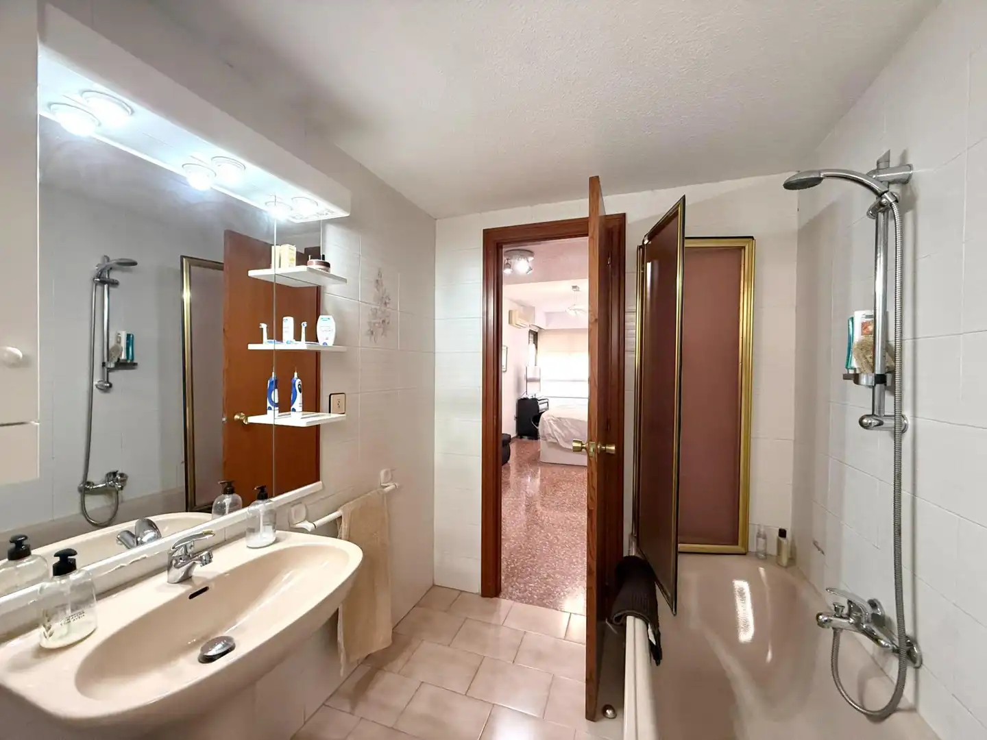 Baño de Piso en venta en Valencia con Aire acondicionado, Terraza y Balcón