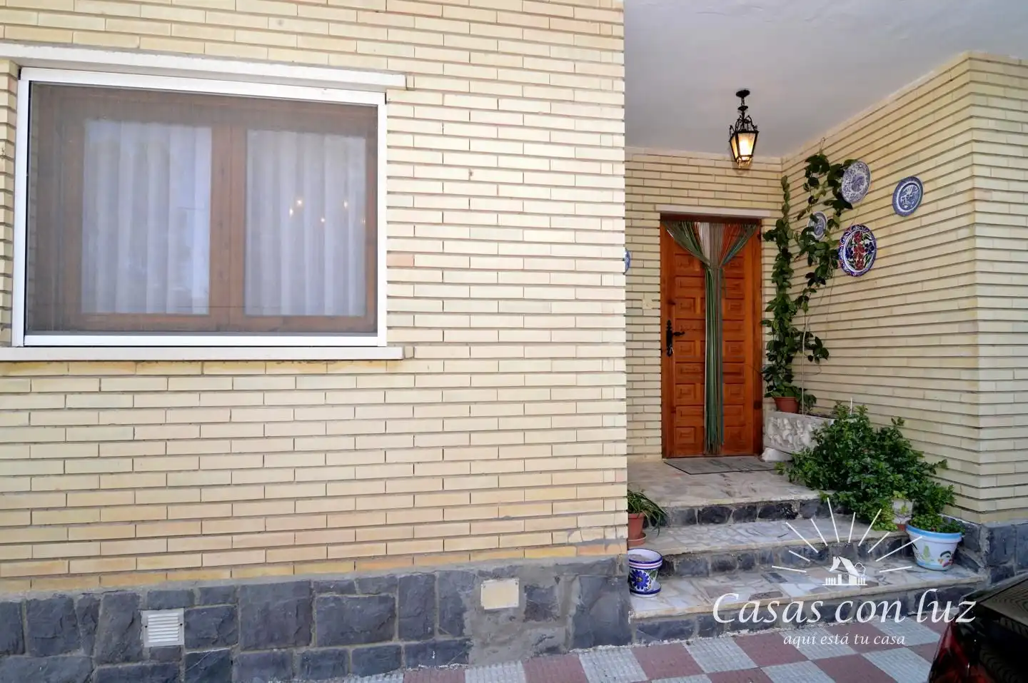 Vista exterior de Casa adosada en venda en Zaragoza amb Jardí privat, Traster i Piscina