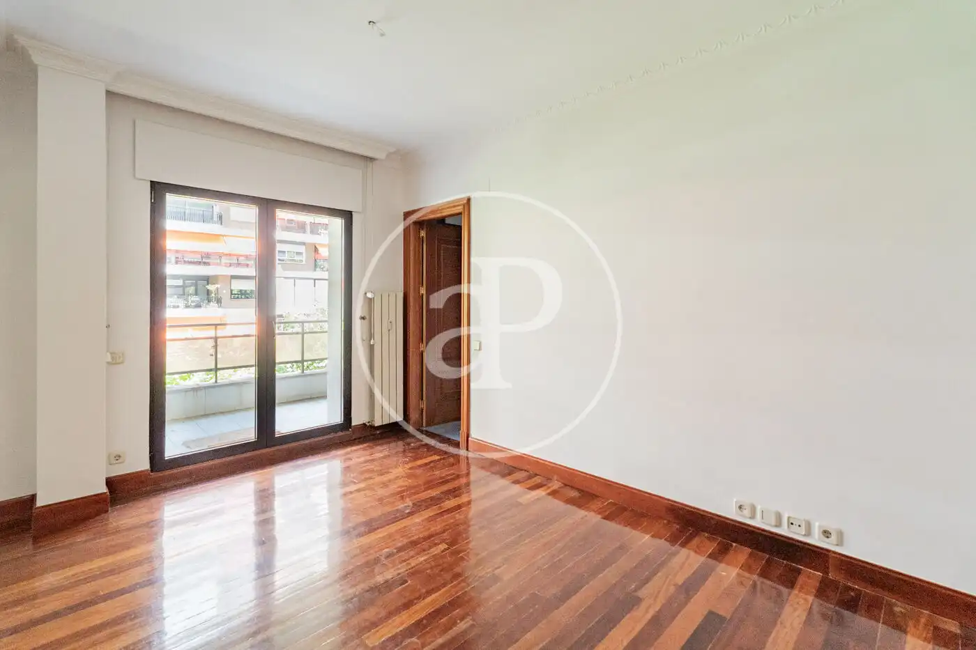 Vista exterior de Piso de alquiler en Madrid con Aire acondicionado, Calefacción y Jardín privado