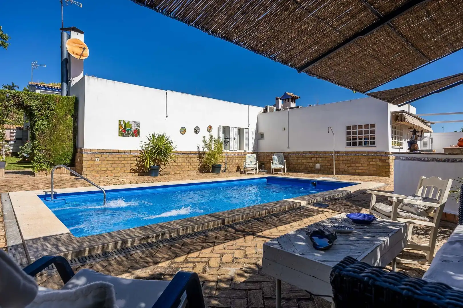Schwimmbecken von Haus oder Chalet zum Verkauf in Tomares mit Klimaanlage, Heizung und Privatgarten