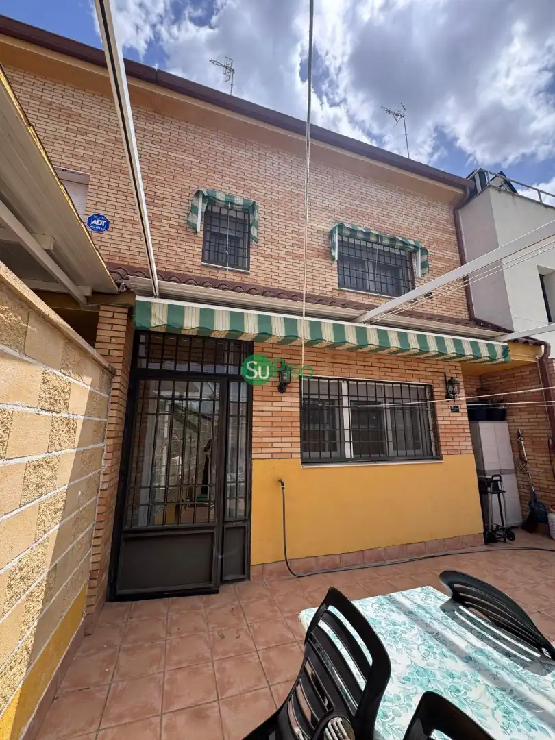 Vista exterior de Casa adosada en venda en Illescas amb Calefacció, Jardí privat i Piscina