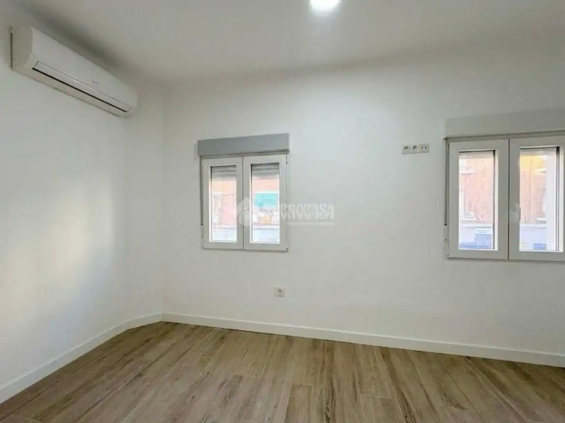 Dormitori de Casa adosada en venda en Madrid amb Aire condicionat