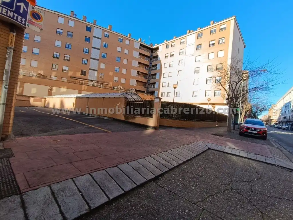 Individual to rent in Avenida Club Deportivo 52