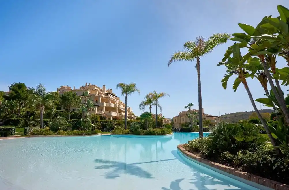 Piscina de Apartamento en venta en Benahavís con Aire acondicionado, Calefacción y Jardín privado