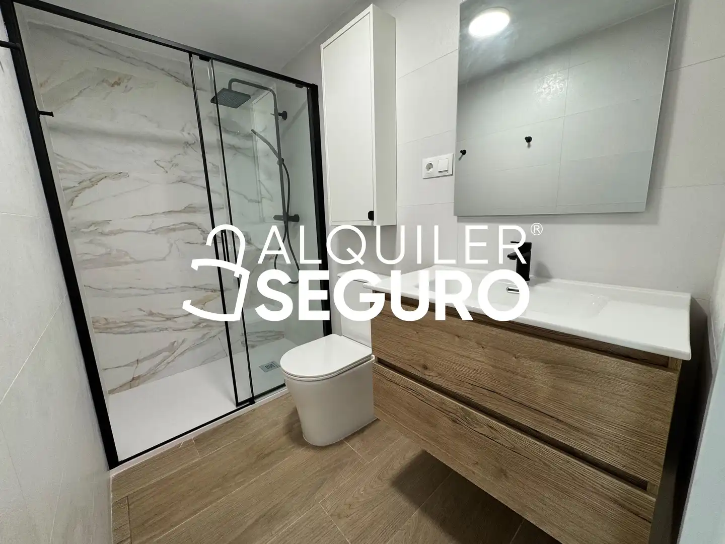 Baño de Piso de alquiler en Málaga con Aire acondicionado