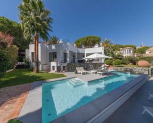 Vista exterior de Casa o xalet en venda en Marbella amb Aire condicionat, Terrassa i Piscina