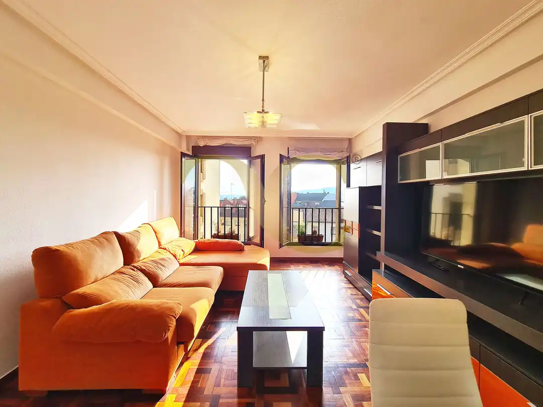 Sala de estar de Piso en venta en Oviedo  con Calefacción, Trastero y Amueblado