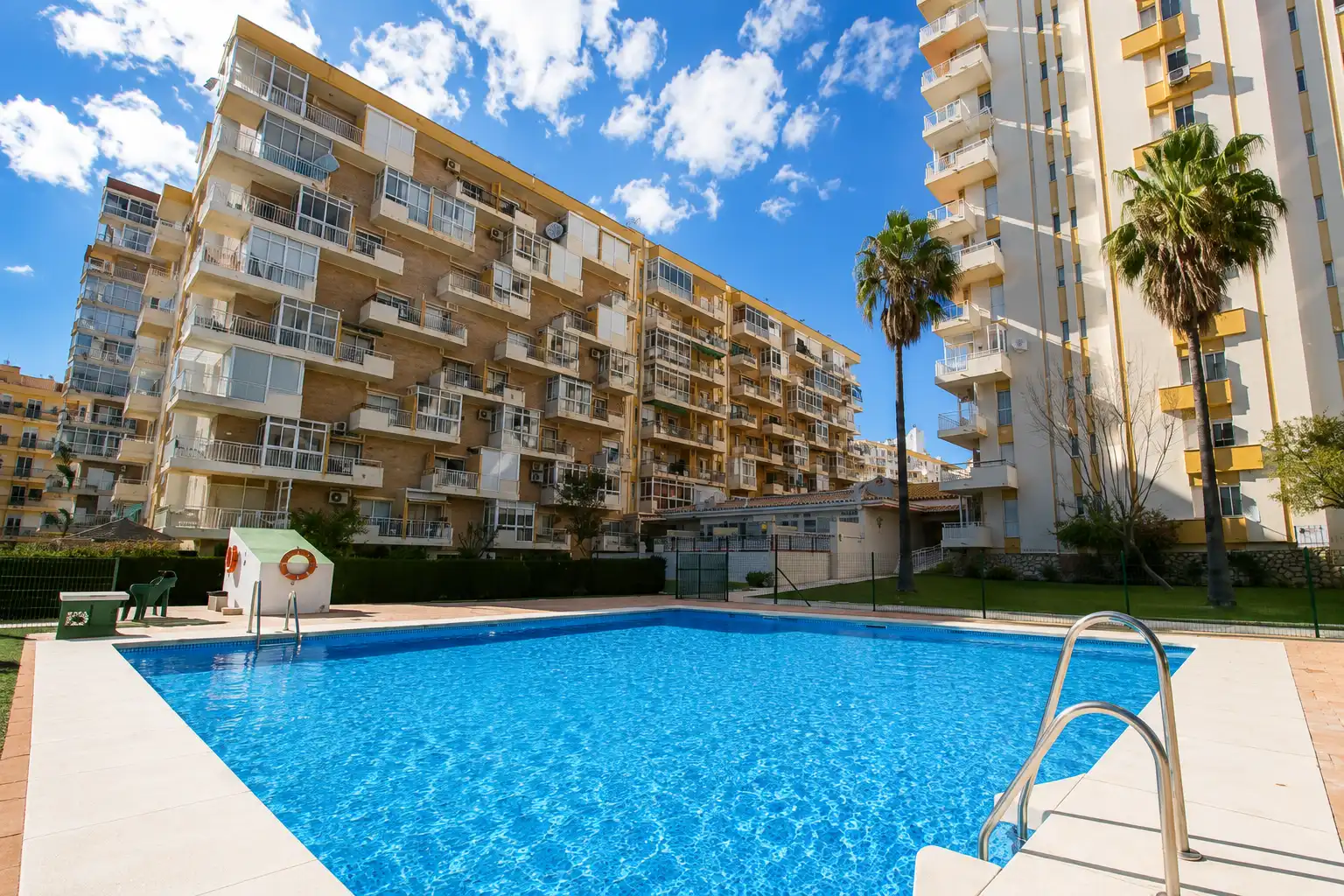 Piscina de Estudi en venda en Benalmádena amb Aire condicionat, Calefacció i Piscina comunitària