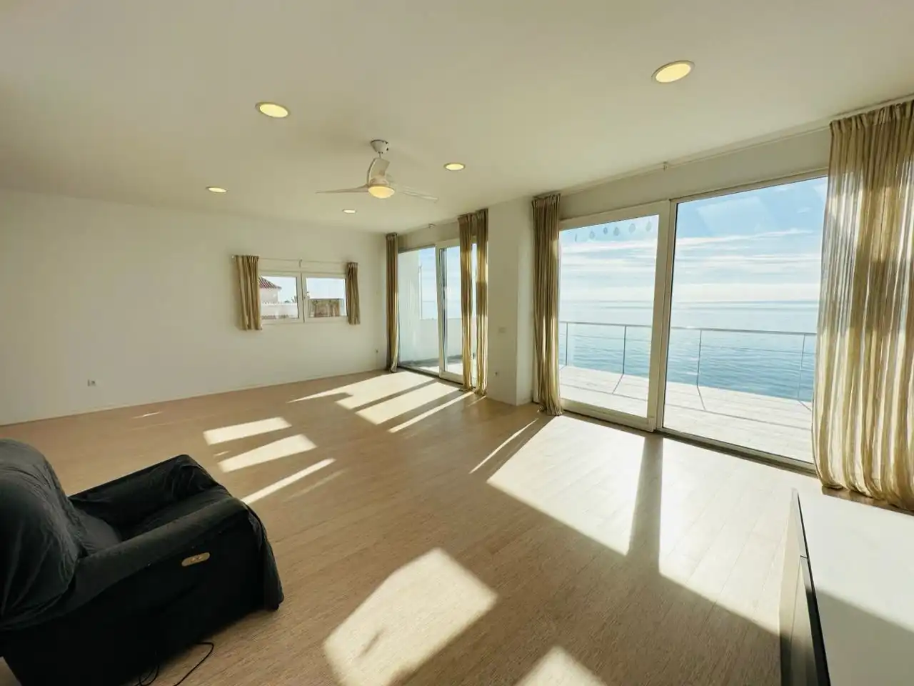 Sala d'estar de Casa o xalet en venda en Nerja amb Aire condicionat, Jardí privat i Traster