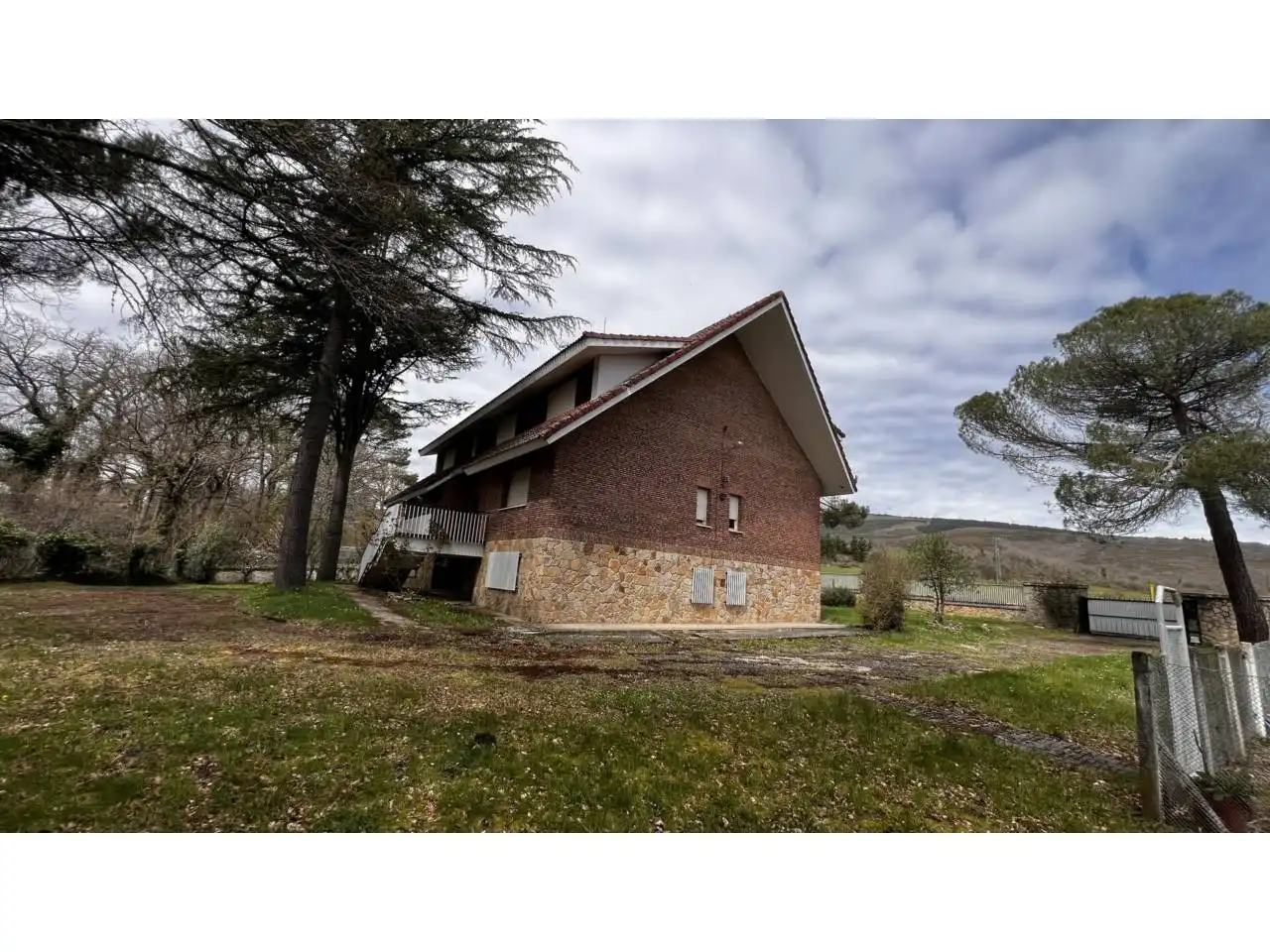 Vista exterior de Casa o xalet en venda en Merindad de Montija amb Calefacció, Jardí privat i Parquet