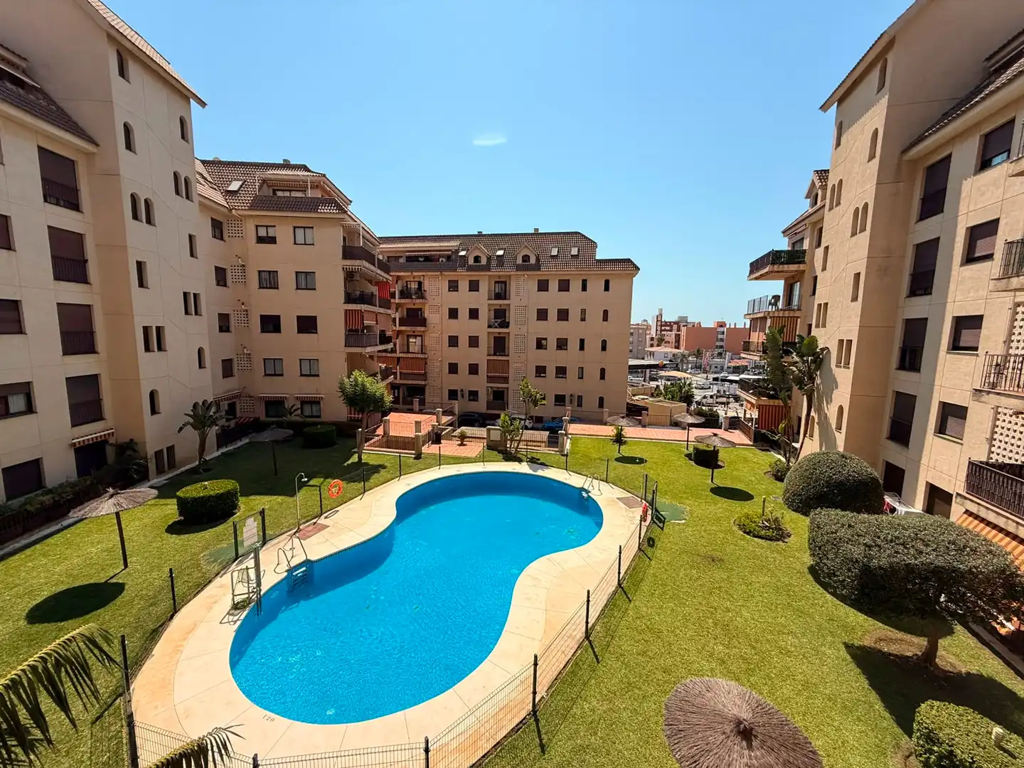 Piscina de Pis en venda en Manilva amb Moblat