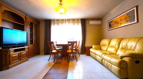 Encantador y espacioso apartamento de 2 dormitorios y 1 baño en la primera planta, en el corazón de Torrevieja, con balcón, cerca