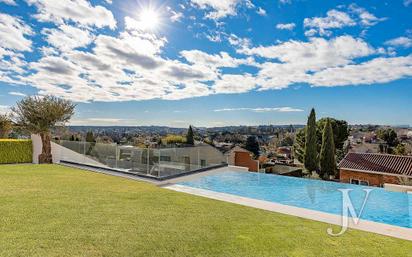 Swimming pool of Single-family semi-detached for sale in Majadahonda  with Air Conditioner, Heating and Private garden