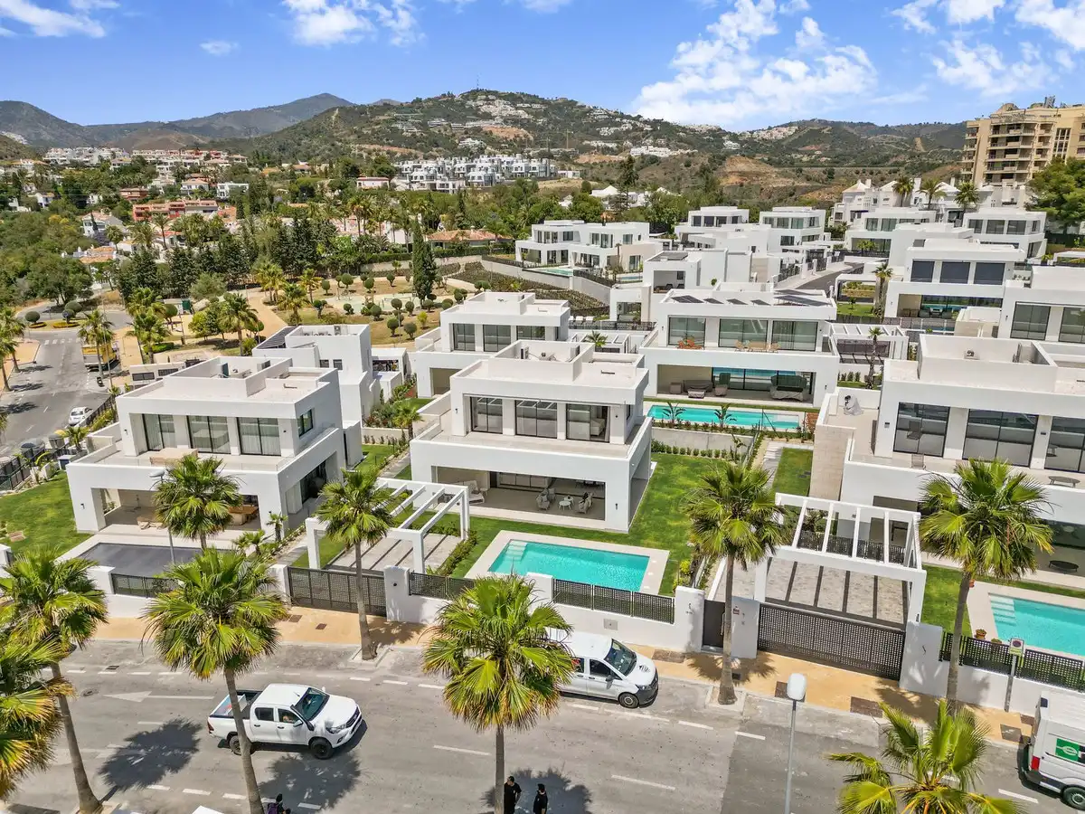 Vista exterior de Casa o xalet en venda en Marbella amb Aire condicionat, Jardí privat i Terrassa