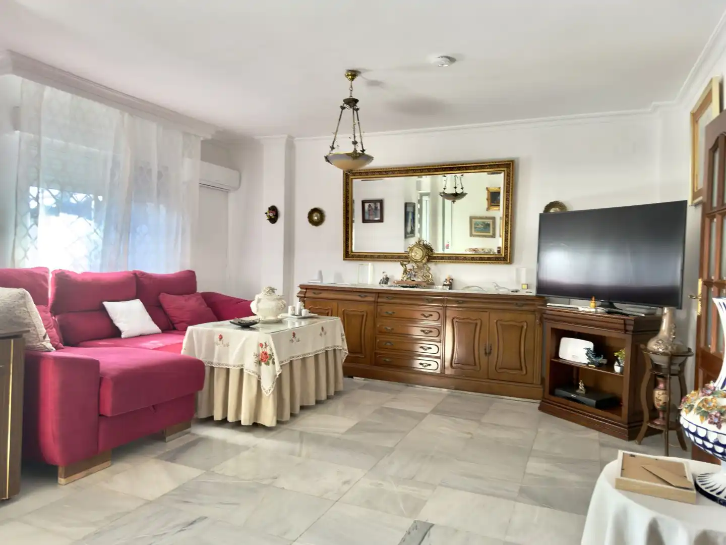 Sala d'estar de Casa o xalet en venda en Mairena del Aljarafe amb Aire condicionat, Calefacció i Terrassa
