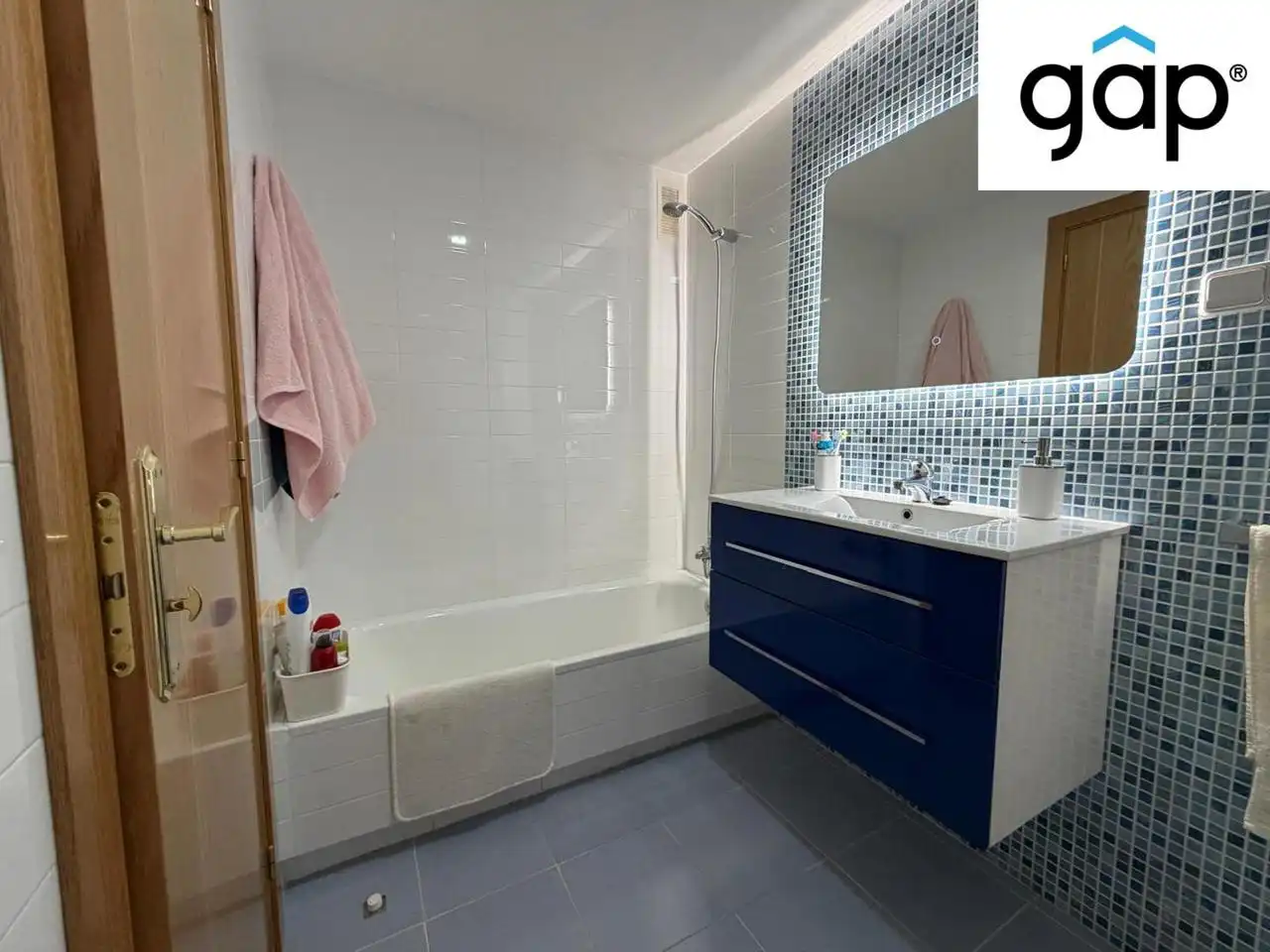 Bathroom of Flat for rent in Cuenca  with Air Conditioner, Heating and Parquet flooring