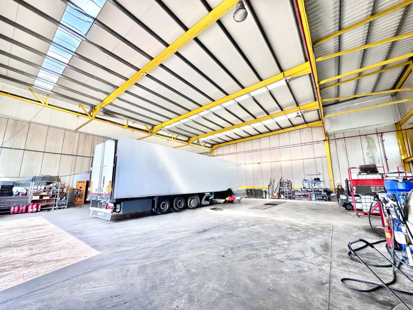 Parkplatz von Fabrikhallen zum Verkauf in El Ejido mit Alarm