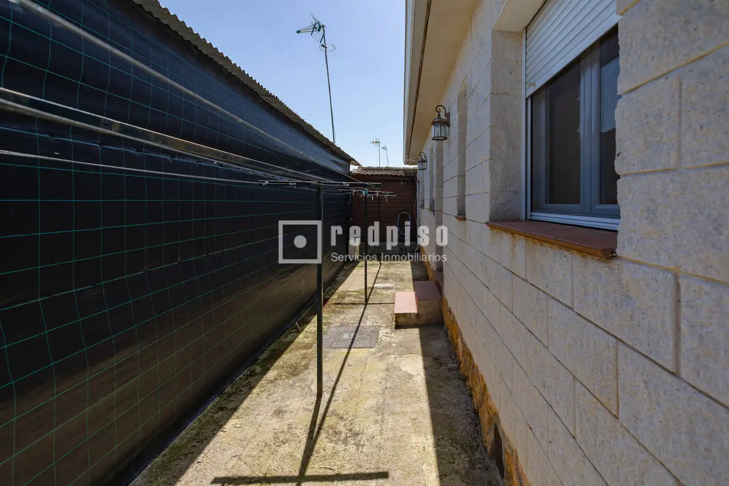 Vista exterior de Casa o xalet en venda en Aldea del Fresno amb Aire condicionat, Calefacció i Terrassa