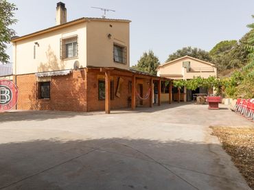 Casa rústica amb balcó en venda a Urbanizacion Can rovira estela
