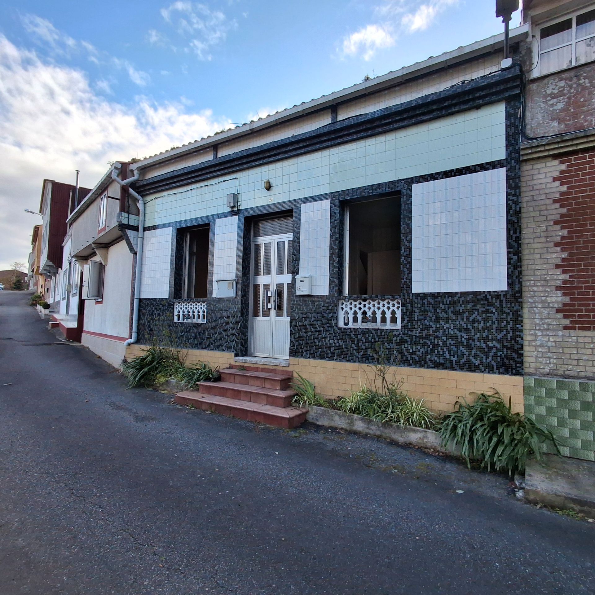 Vista exterior de Casa o xalet en venda en Boiro amb Jardí privat, Terrassa i Traster