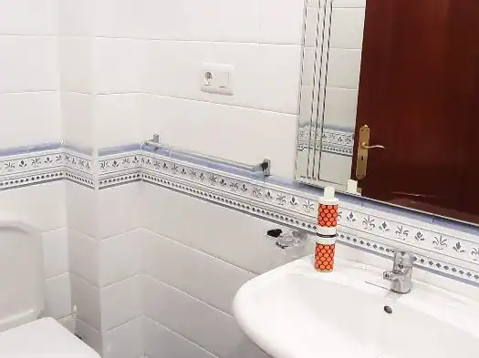 Badezimmer von Wohnung zur Miete in Boiro mit Heizung, Privatgarten und Parkett