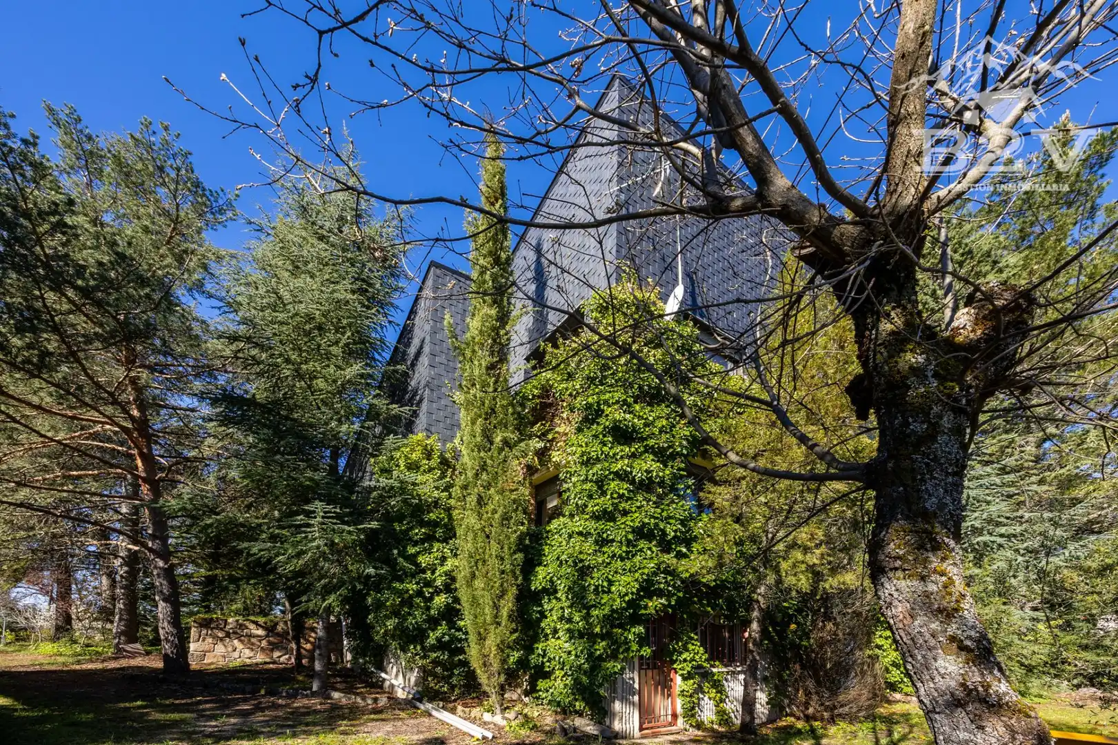 Vista exterior de Casa o xalet en venda en Miraflores de la Sierra amb Calefacció, Jardí privat i Traster