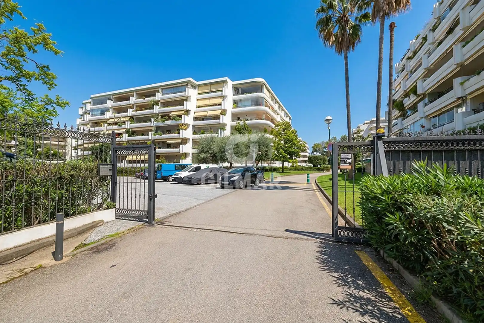 Vista exterior de Dúplex en venda en Marbella amb Piscina i Balcó