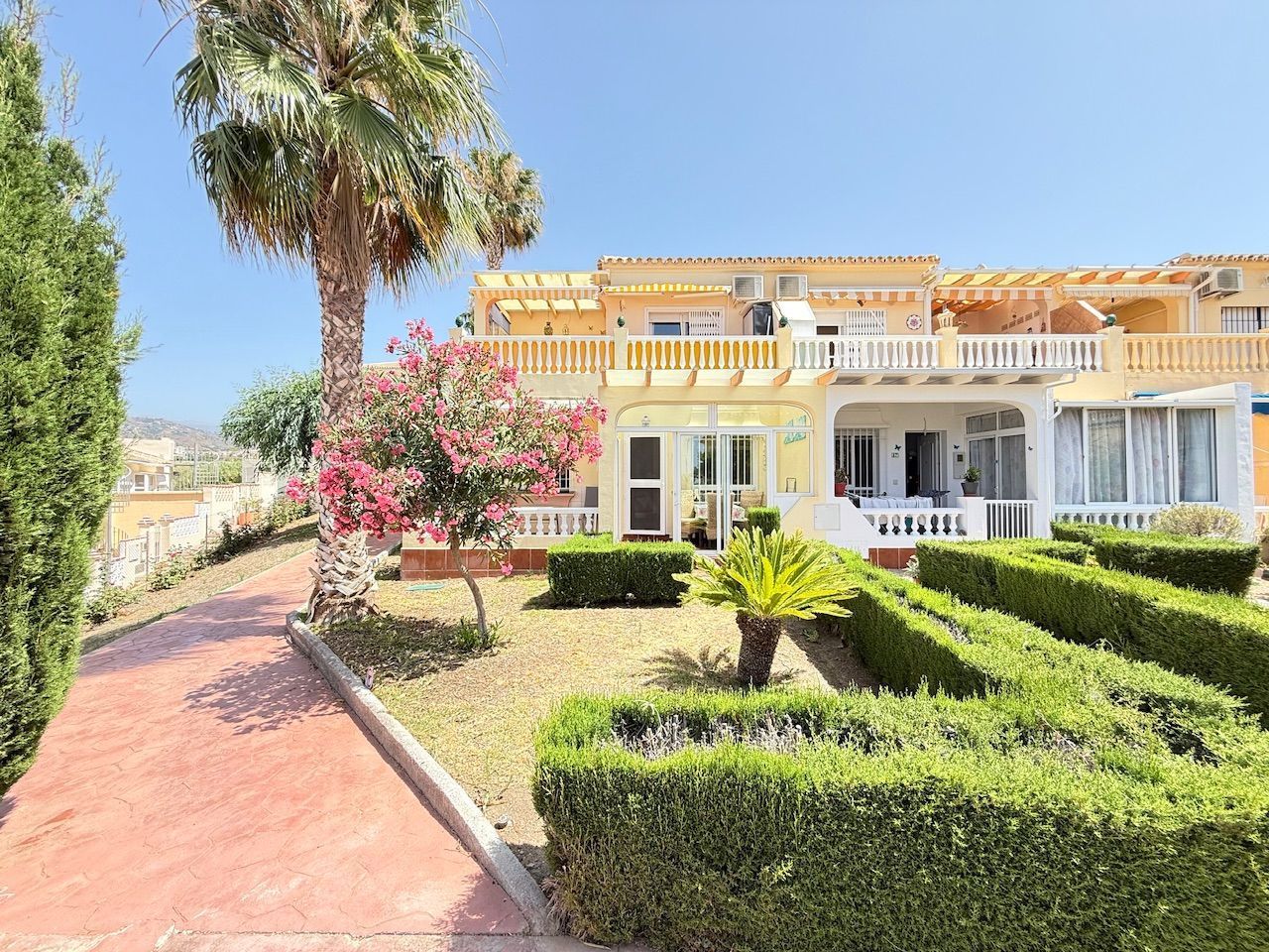 Außenansicht von Wohnungen zum verkauf in Torrox mit Gemeinschaftspool