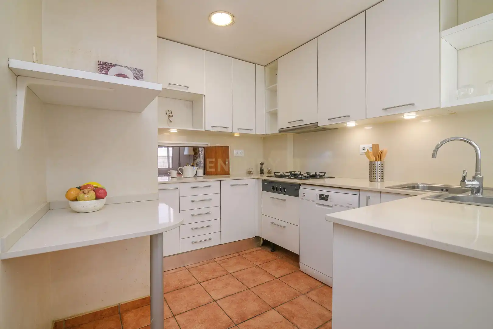 Küche von Wohnung zum Verkauf in Barcelona mit Klimaanlage, Ofen und Mikrowelle