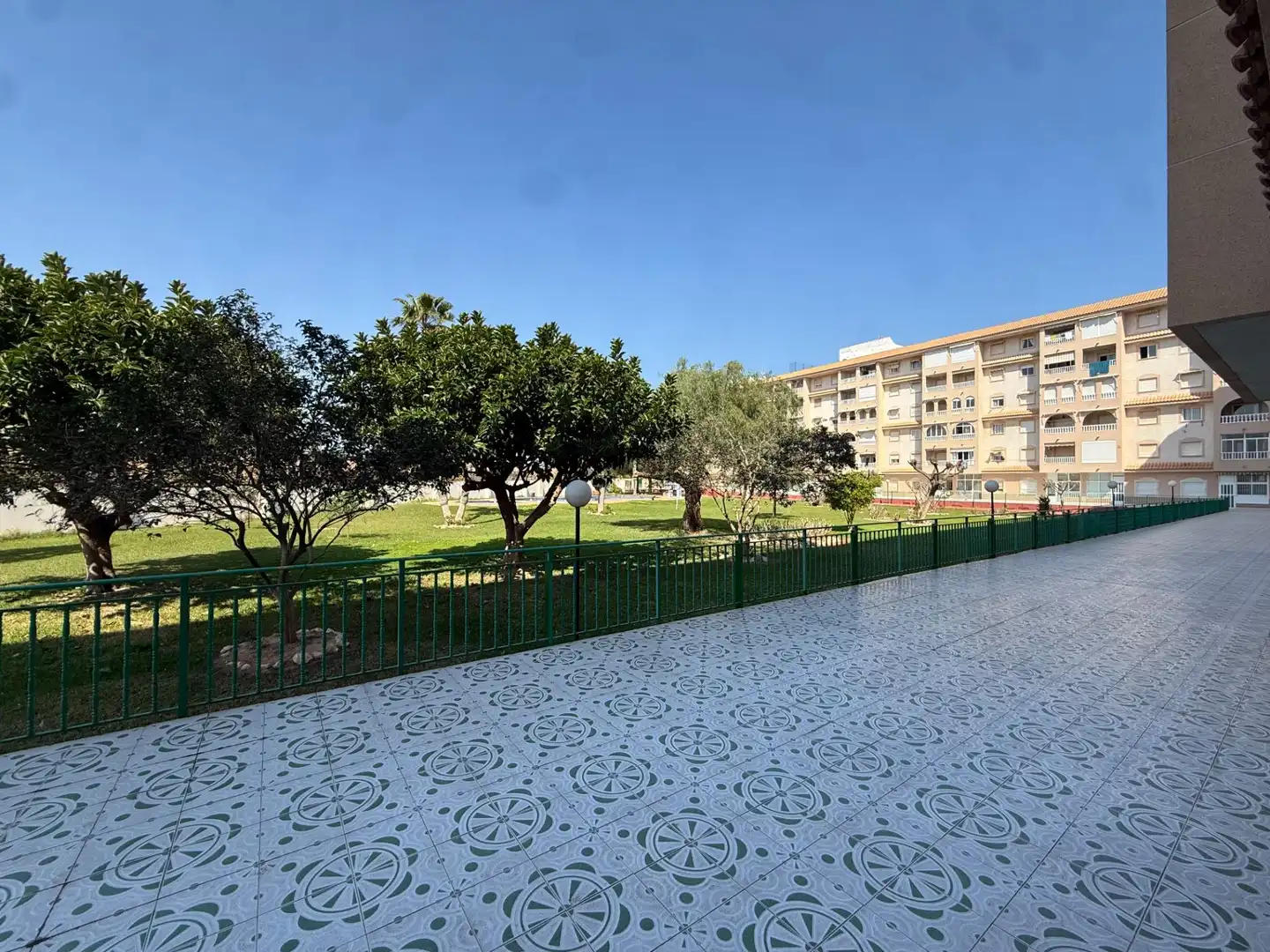 Außenansicht von Erdgeschoss zum Verkauf in Torrevieja mit Klimaanlage, Terrasse und Schwimmbad