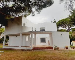 Vista exterior de Casa o xalet en venda en Conil de la Frontera amb Jardí privat, Traster i Moblat