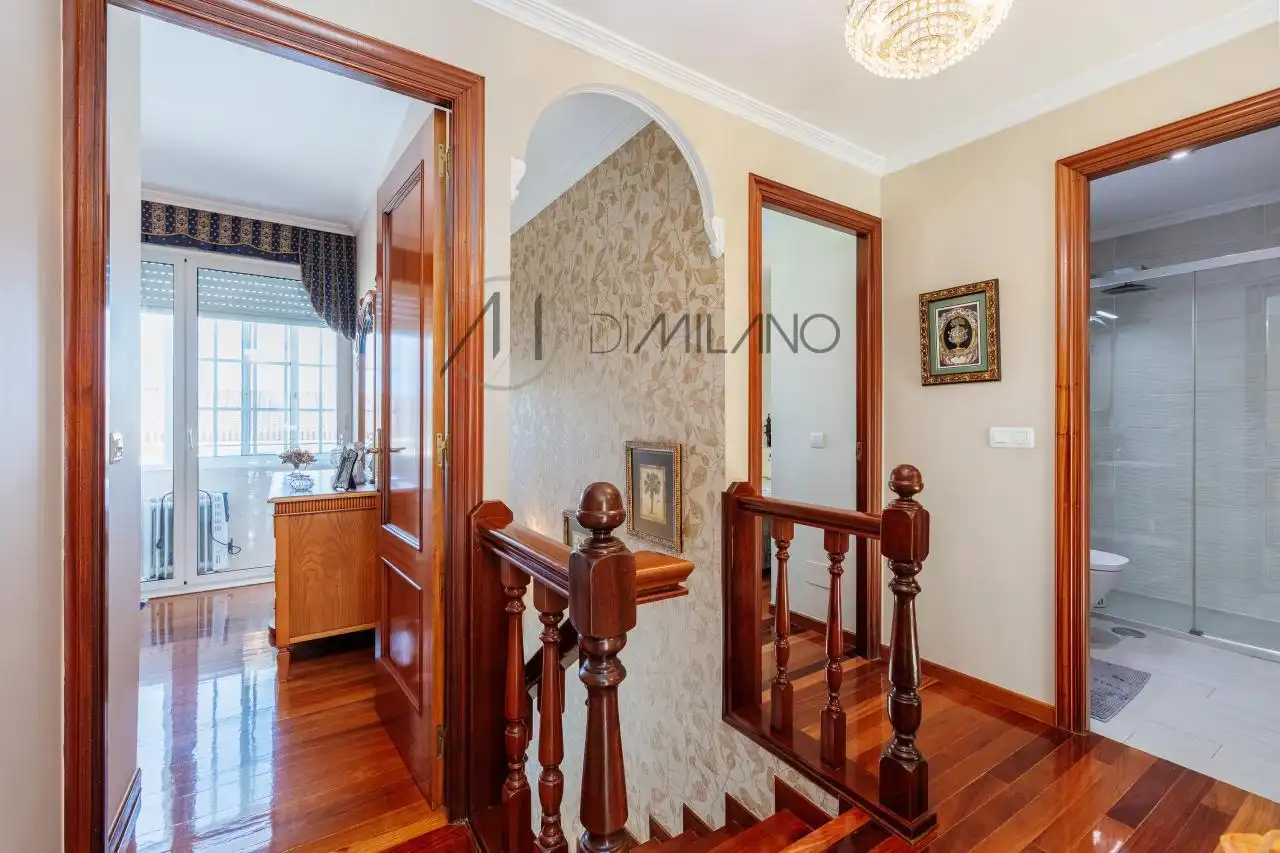 Casa adosada en venta en Vigo  con Calefacción, Jardín privado y Parquet