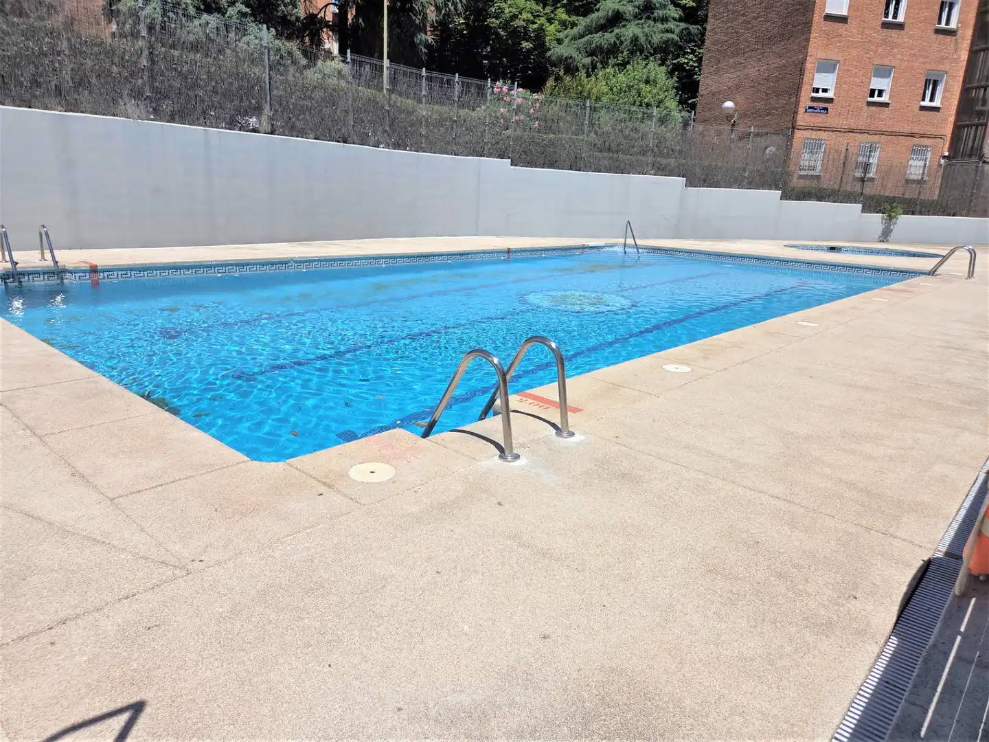 Piscina de Pis de lloguer en Madrid amb Aire condicionat, Calefacció i Jardí privat