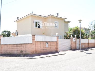Detached house with pool for sale in DOCTOR ROUX