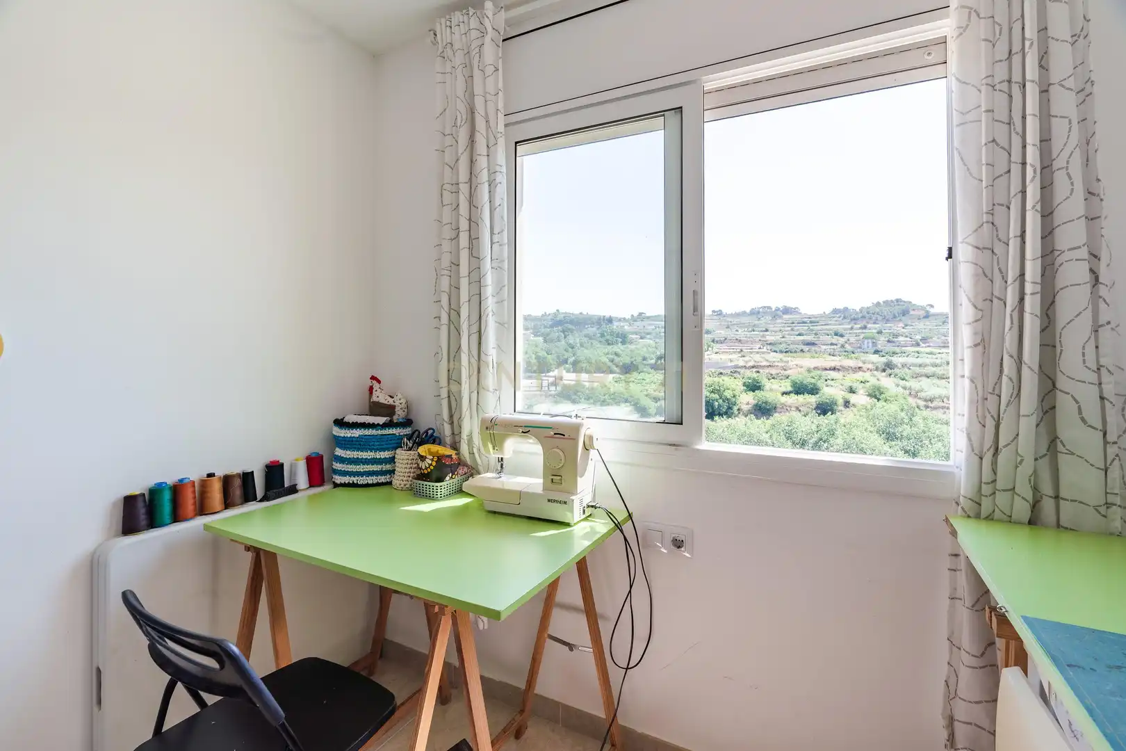 Terrasse von Einfamilien-Reihenhaus zum Verkauf in Vila-rodona mit Privatgarten und Ofen