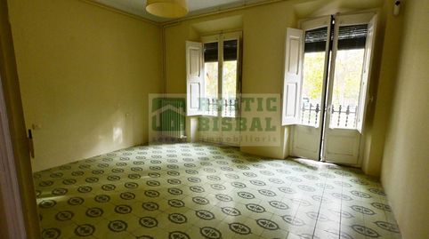 Edificio emblemático en venta en El Passeig de La Bisbal dEmpordà con local comercial y dúplex