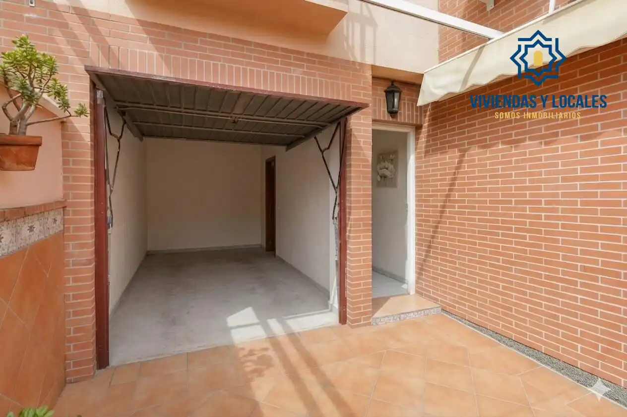 Casa adosada en venta en Angustias - Chana - Encina