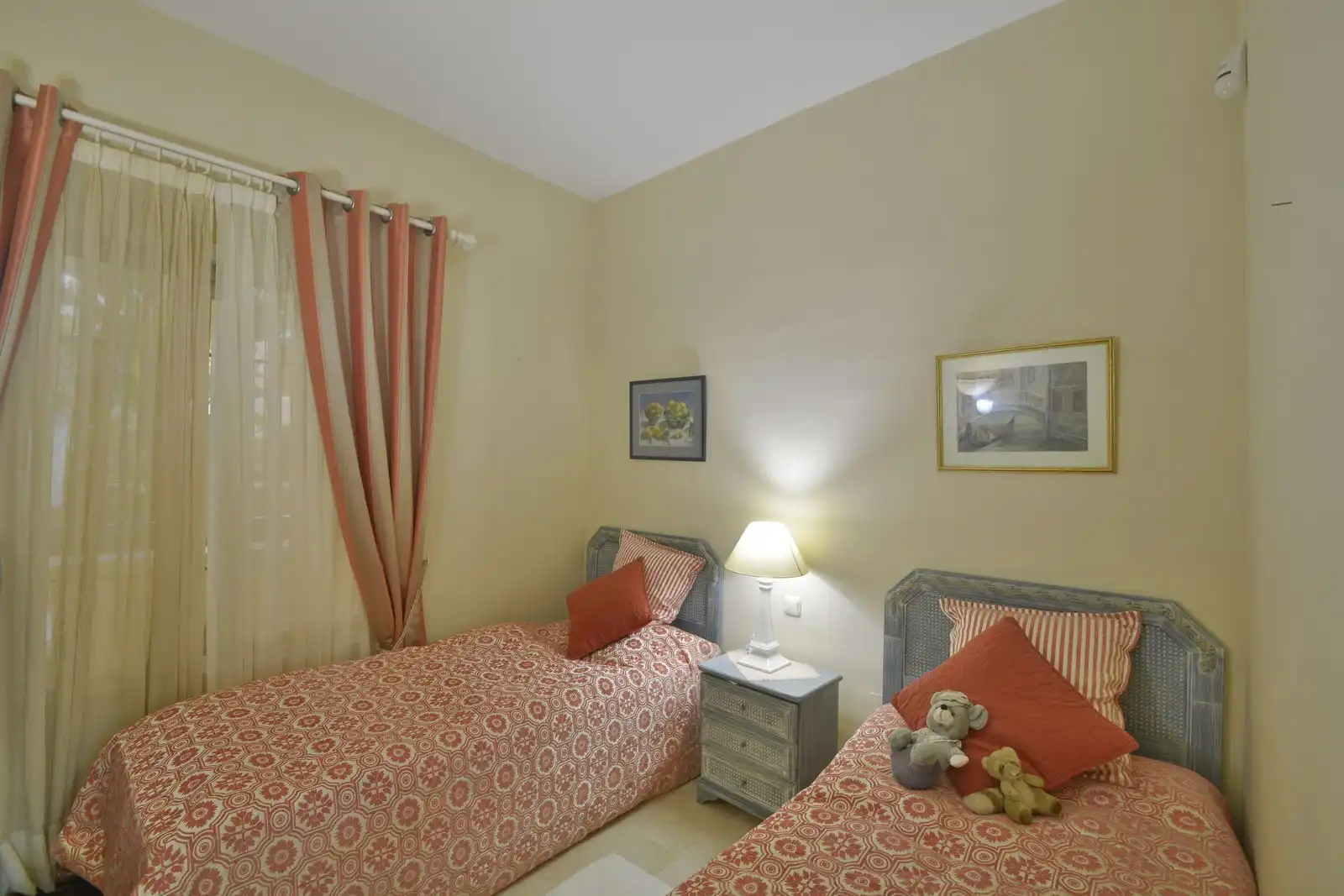 Dormitori de Apartament en venda en Marbella amb Jardí privat i Piscina comunitària