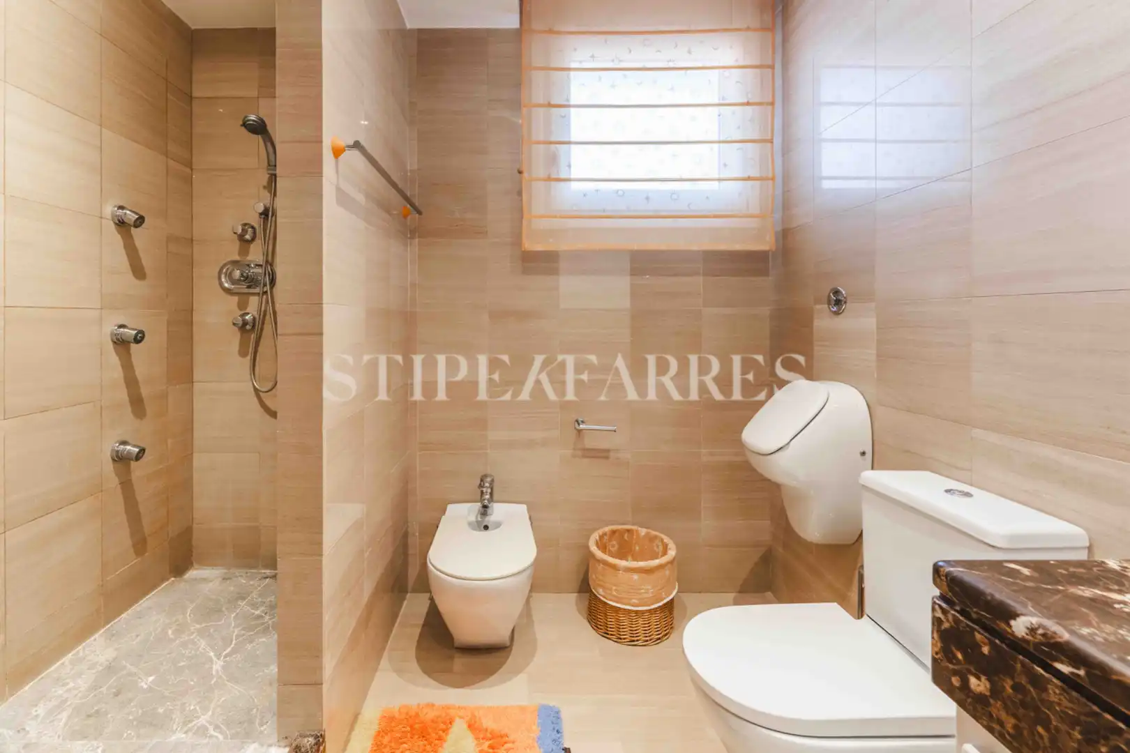 Badezimmer von Haus oder Chalet zum Verkauf in Barcelona mit Klimaanlage, Heizung und Privatgarten