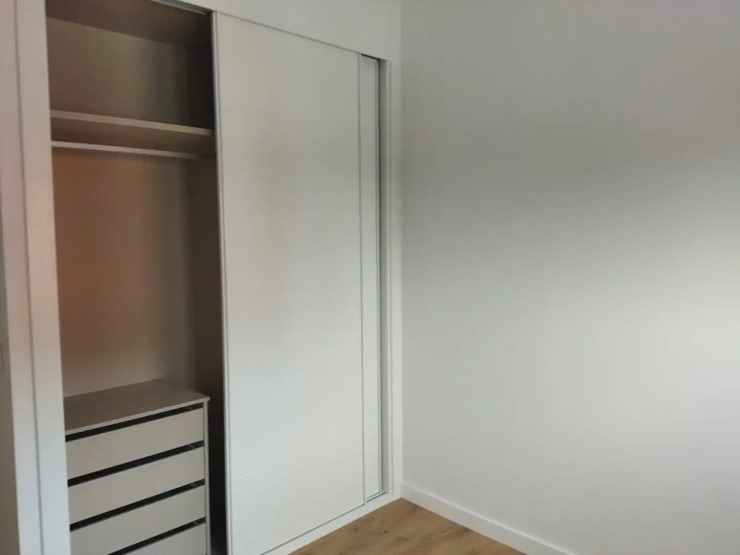 Dormitori de Apartament de lloguer en Estepona amb Aire condicionat, Terrassa i Traster