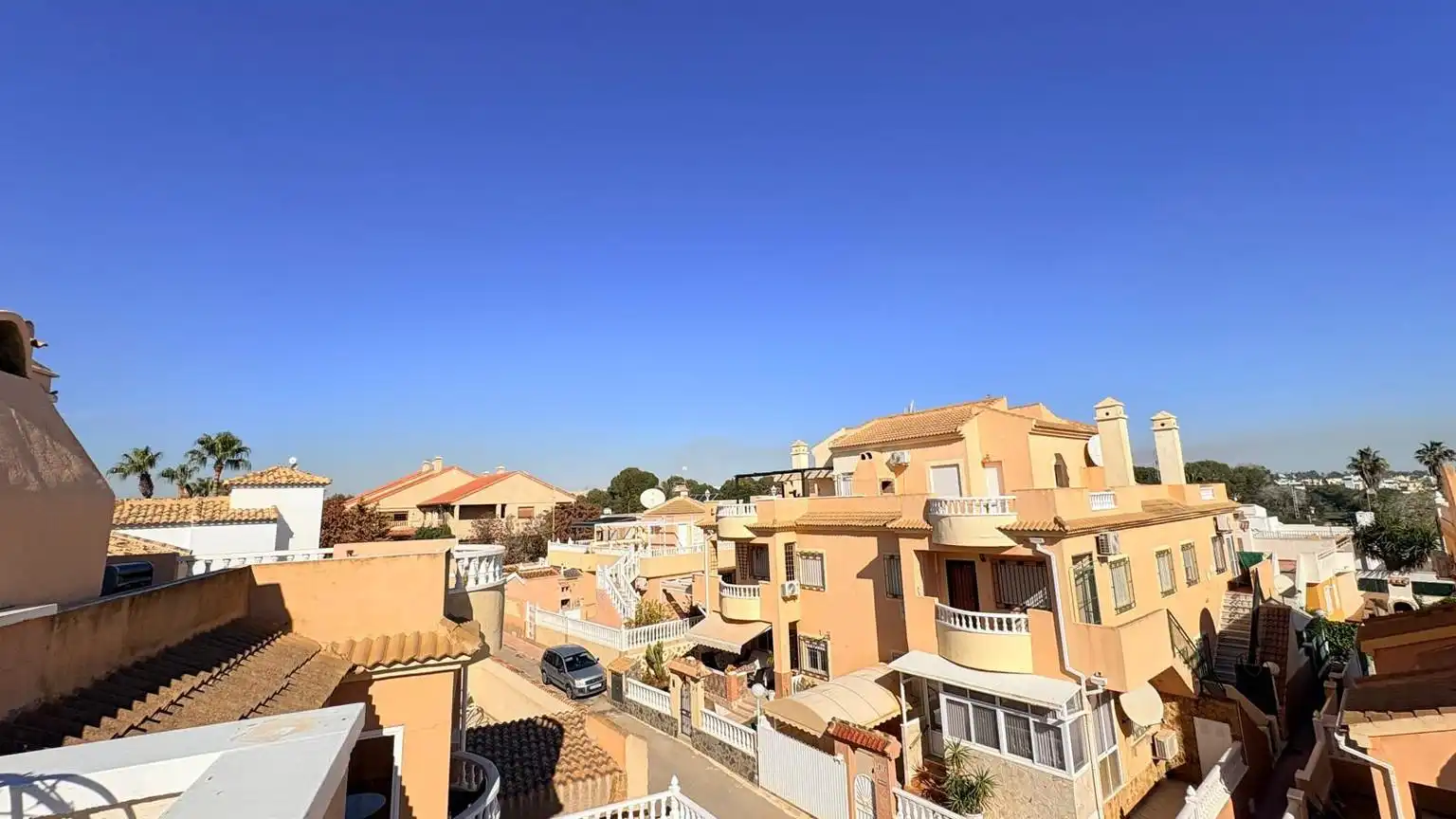 Vista exterior de Casa o xalet en venda en Orihuela amb Aire condicionat, Terrassa i Moblat