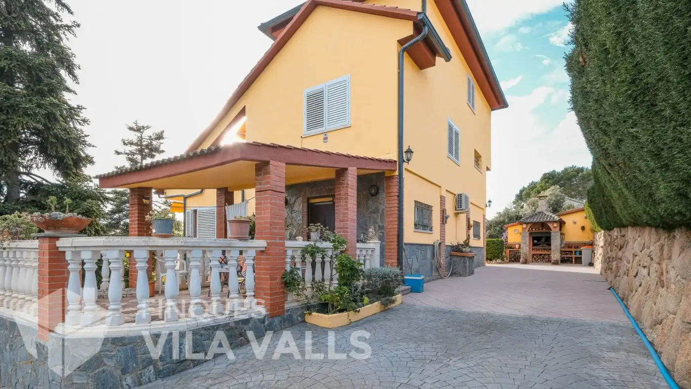 Vista exterior de Casa o xalet en venda en Caldes de Montbui amb Calefacció, Jardí privat i Terrassa