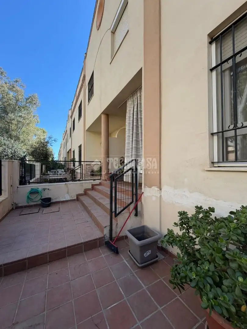 Vista exterior de Casa adosada en venda en Utrera amb Aire condicionat i Calefacció