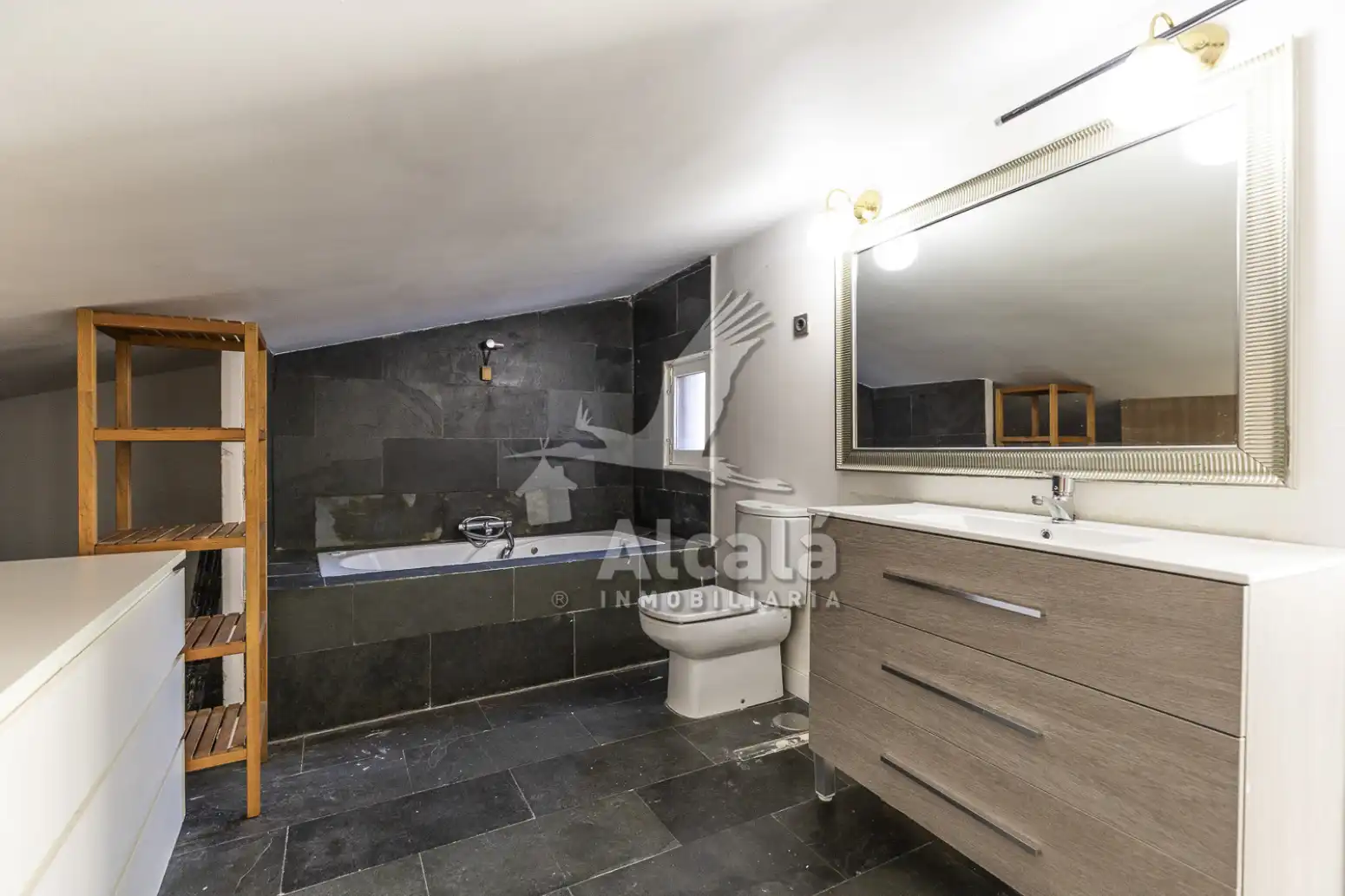 Bathroom of Houses for sale in Alcalá de Henares  with Air Conditioner, Heating and Private garden