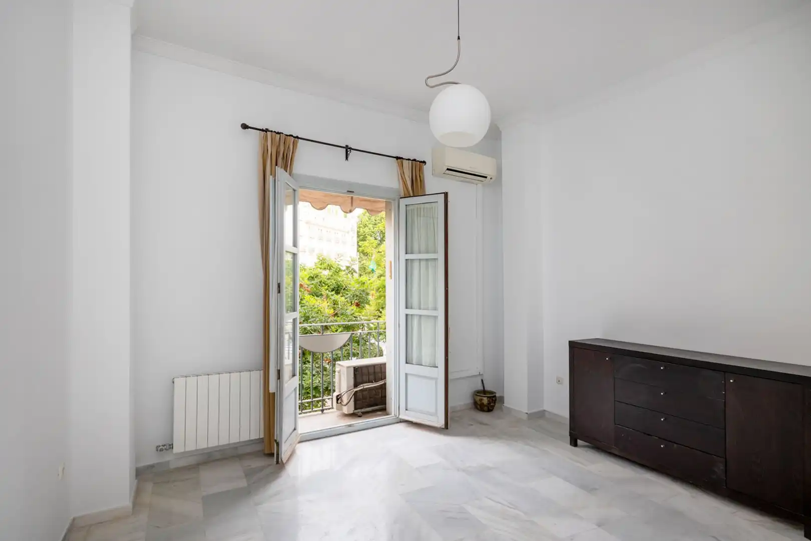 Habitación de Apartamento de alquiler en Granada con Aire acondicionado, Calefacción y Lavadora