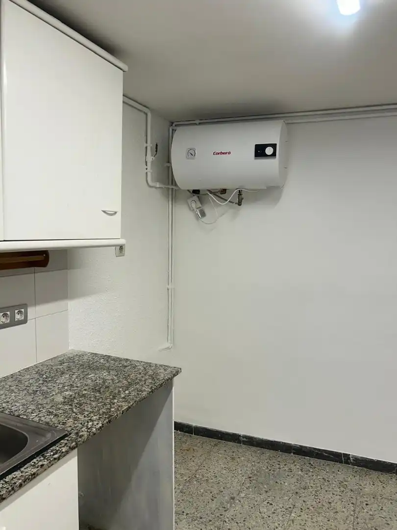 Cocina de Oficina de alquiler en Barcelona con Aire acondicionado y Calefacción